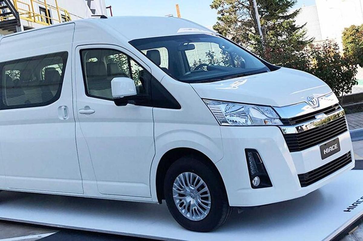 uma van branca estacionada em um estacionamento