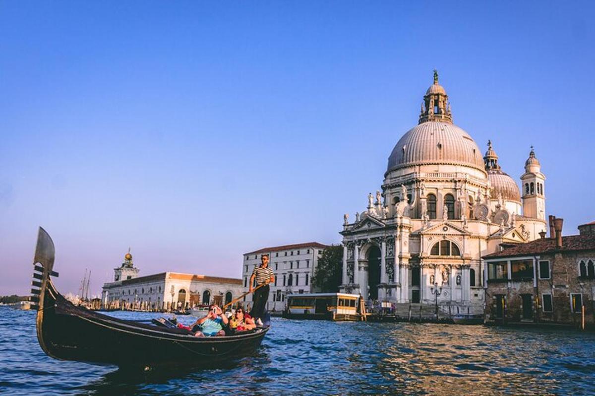 una góndola a l'aigua davant d'un edifici