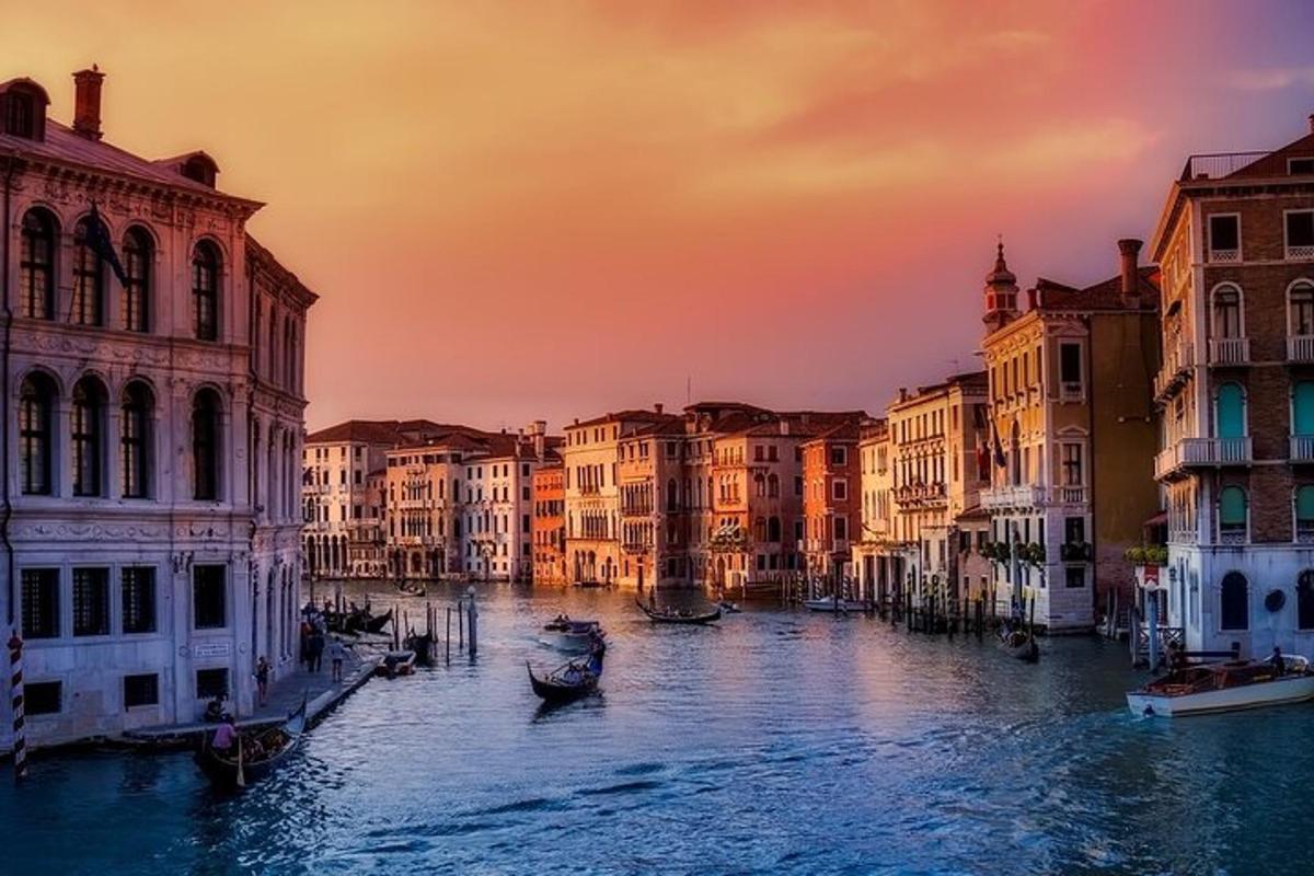 una vista d'un canal amb edificis i un vaixell