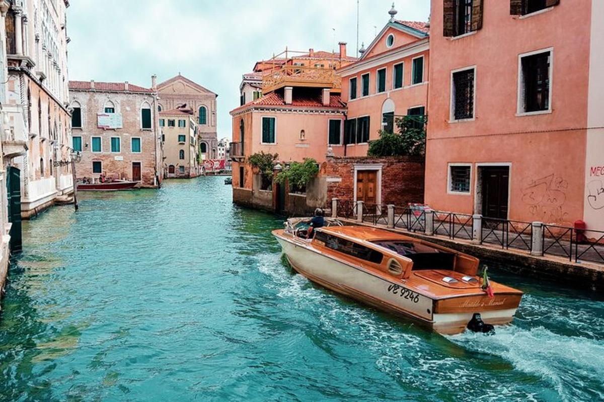 una barca en un canal entre dos edificis
