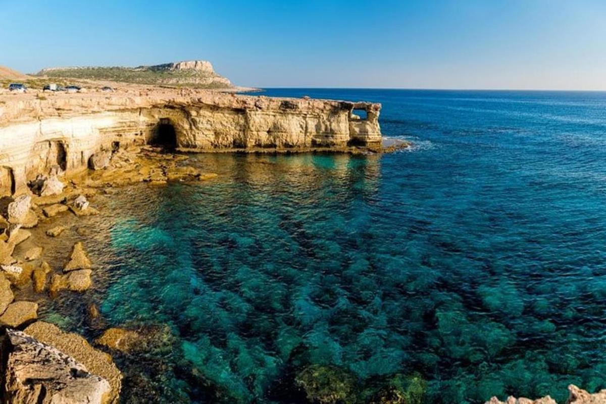une vue aérienne de l'océan près d'une falaise