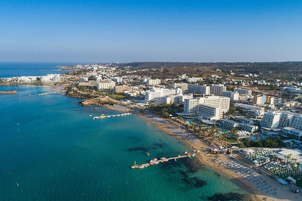 uma vista aérea de uma praia com edifícios e o oceano