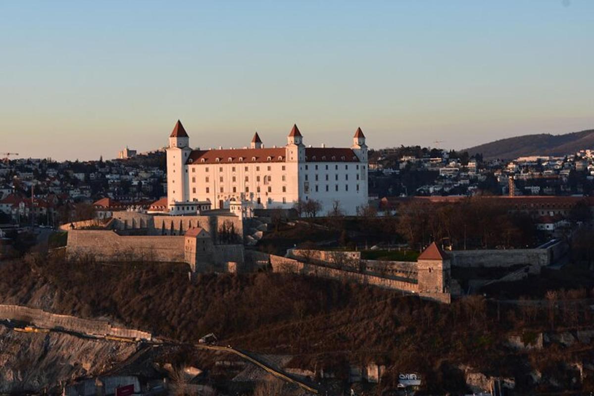 velika stavba na vrhu hriba