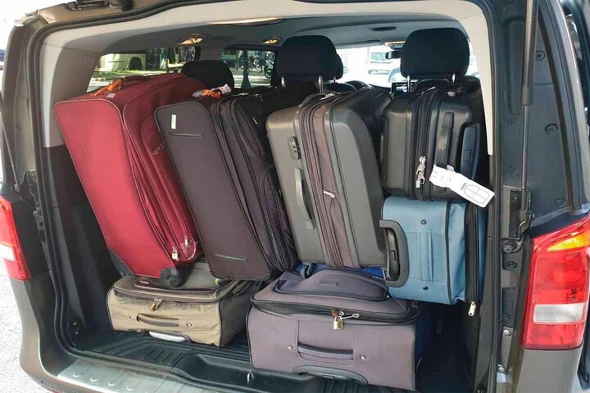 Un maletero de coche lleno de muchas maletas