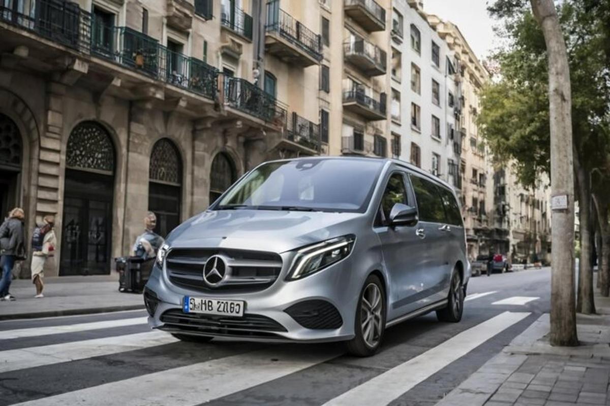 Un coche plateado aparcado en una calle de la ciudad.
