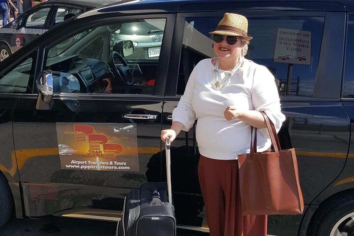 žena stojící před autem se zavazadly