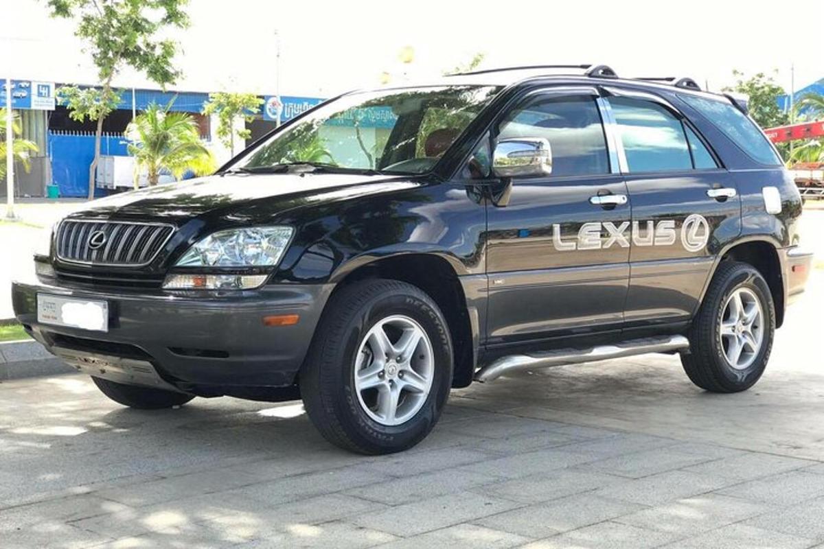 en svart SUV parkert på en parkeringsplass
