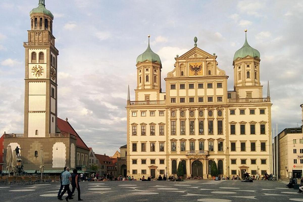 velká budova s hodinovou věží před ní