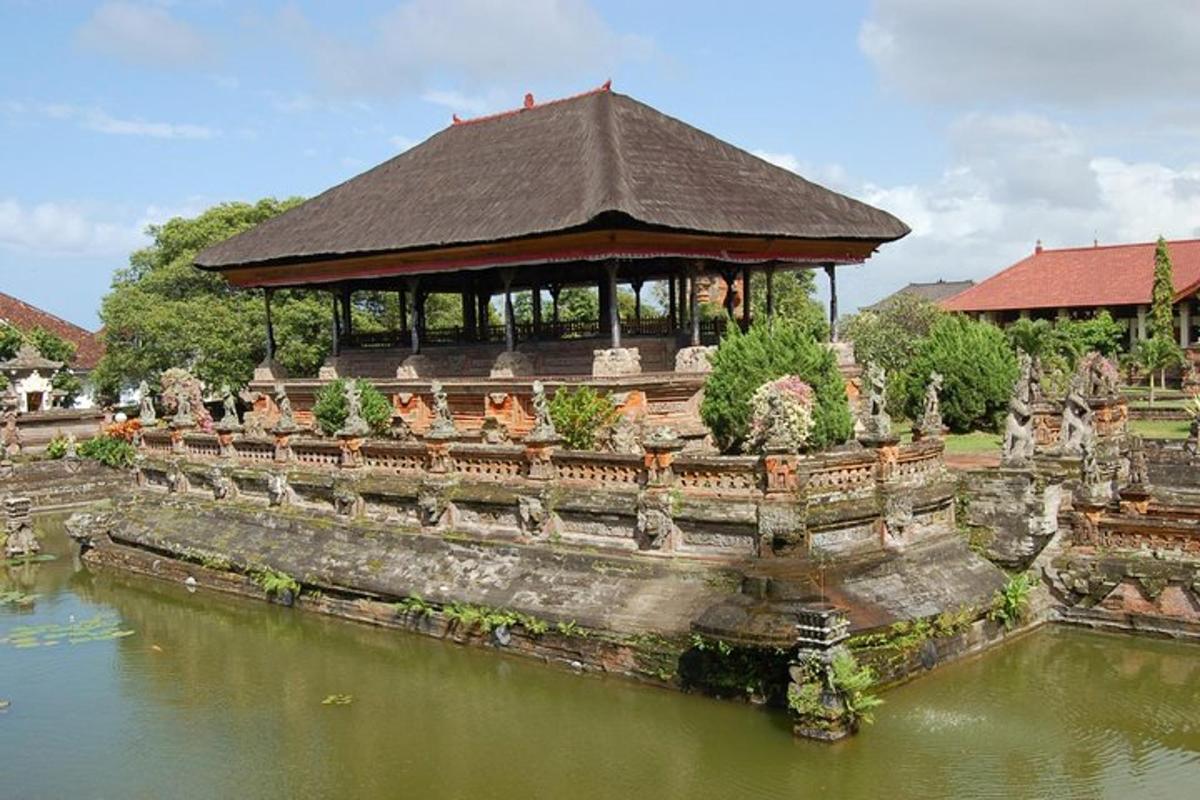 một tòa nhà lớn có một gian hàng trên một vùng nước