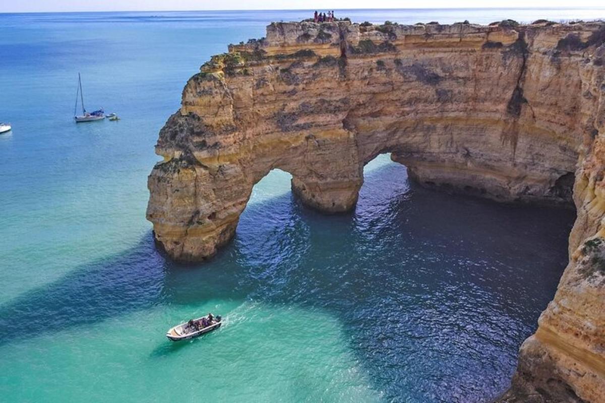 Un arco en el océano con un barco en el agua.