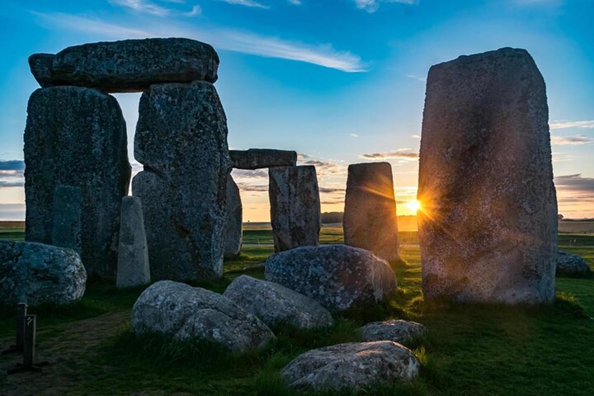 Grupa kamieni Stonehenge na polu o zachodzie słońca