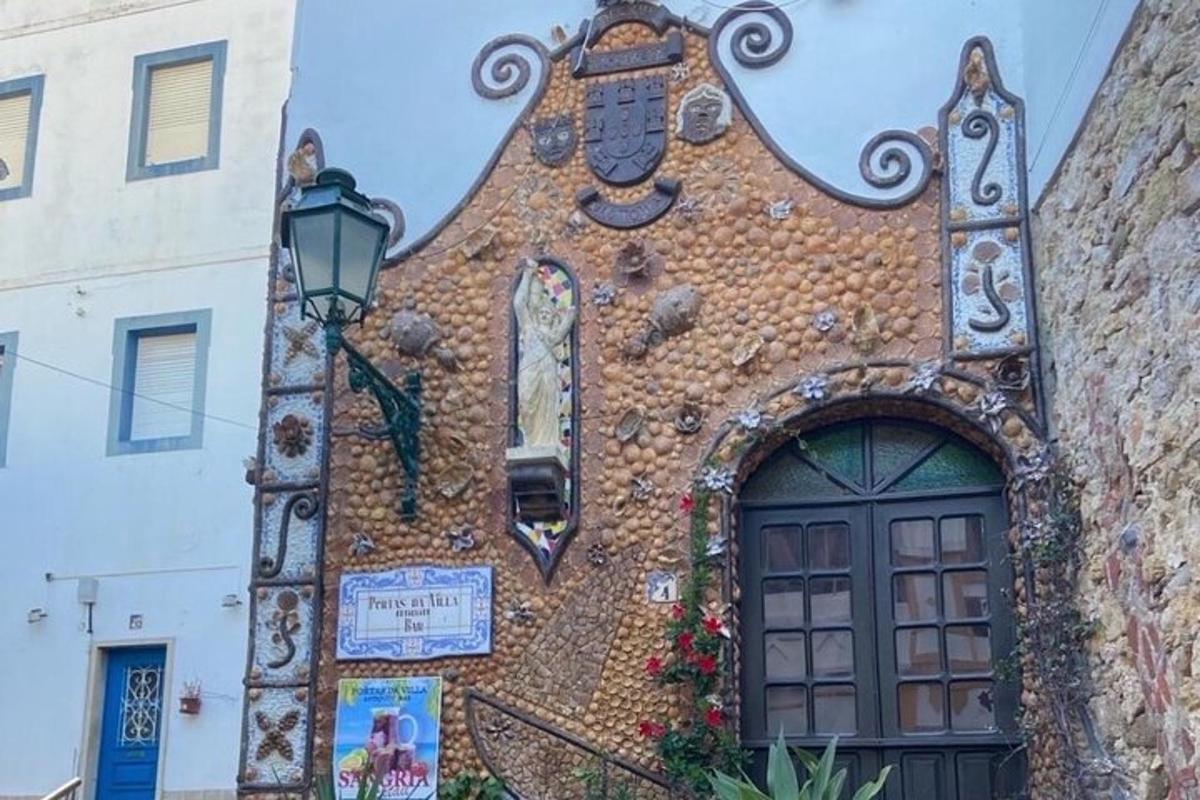 um edifício que tem um edifício coberto de azulejos