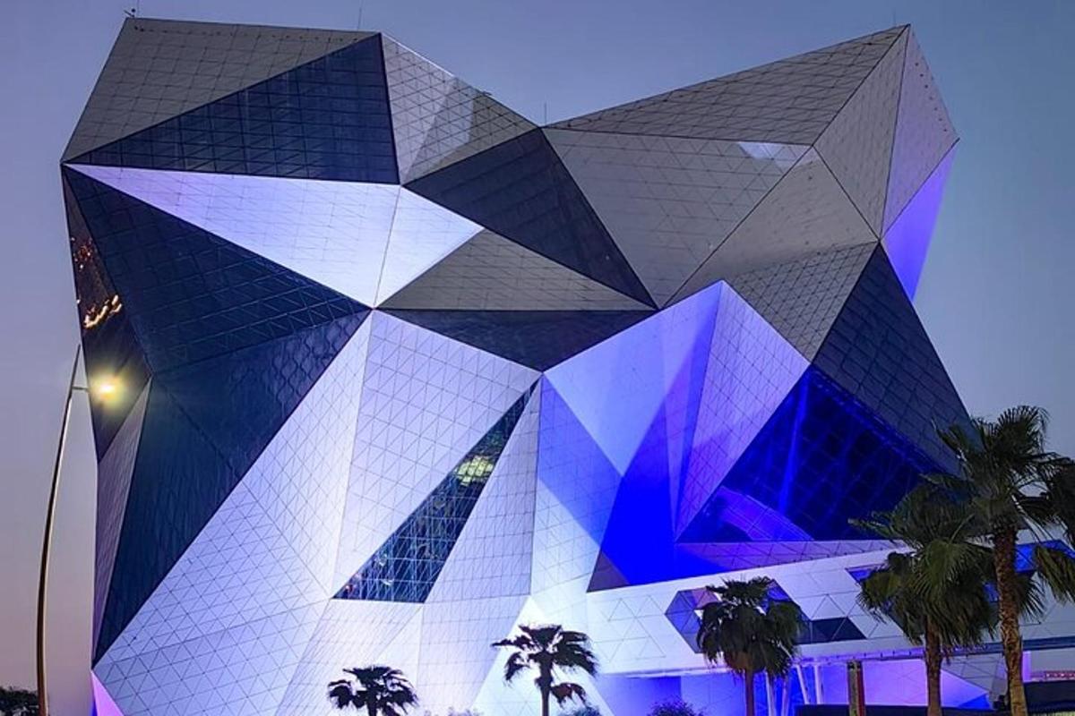 ein Gebäude mit einem geometrischen Muster an der Seite