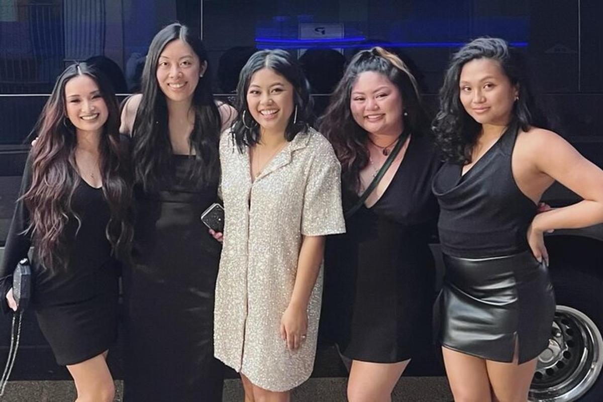 Un grupo de mujeres paradas una al lado de la otra