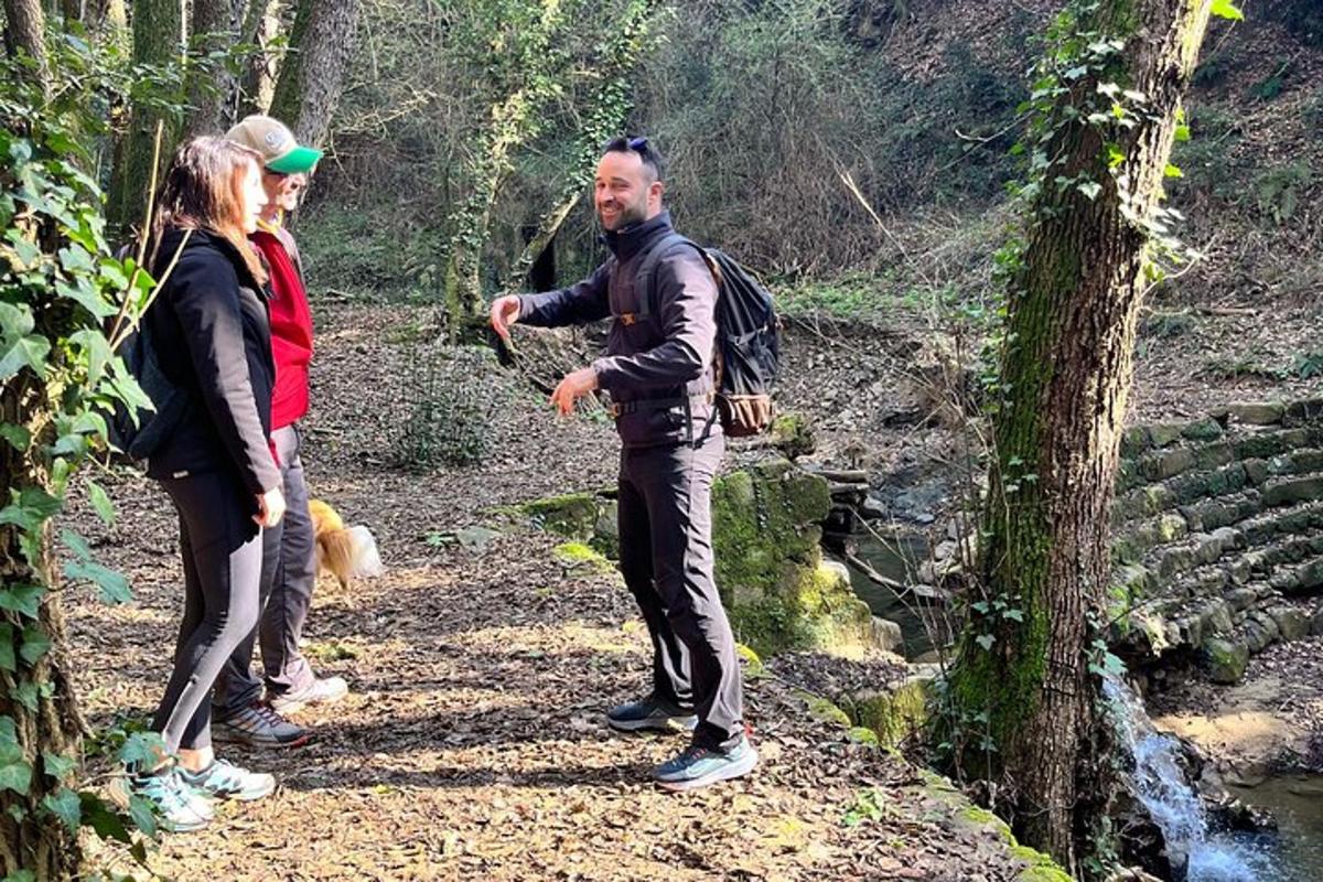 un grup de persones dempeus en un sender al bosc