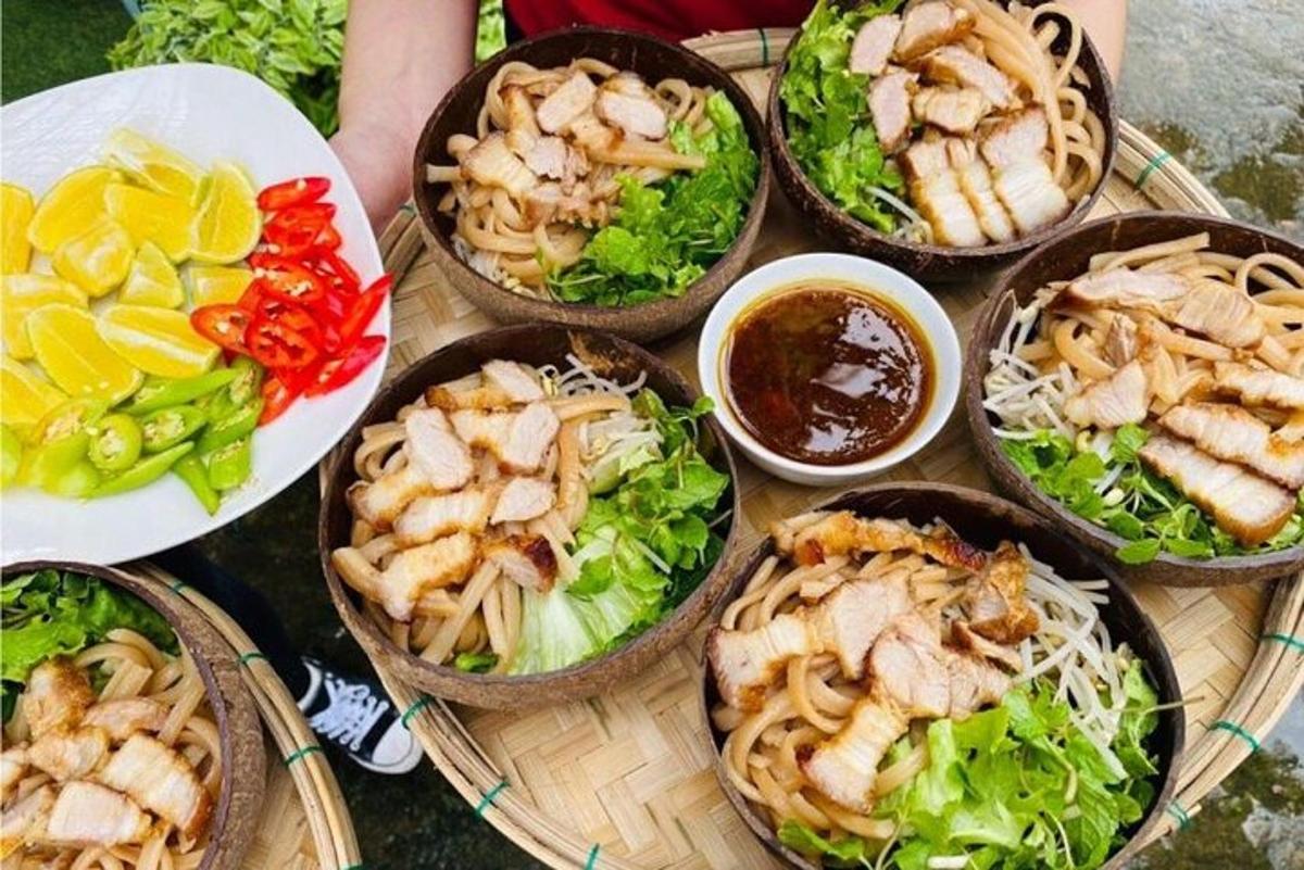 một nhóm bát thức ăn trên bàn