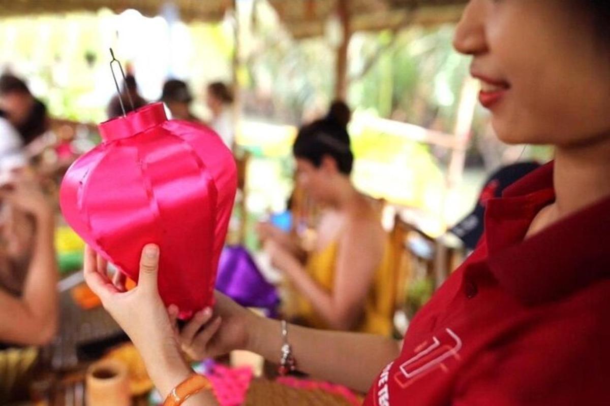 một người phụ nữ đang cầm một vật màu hồng trên tay