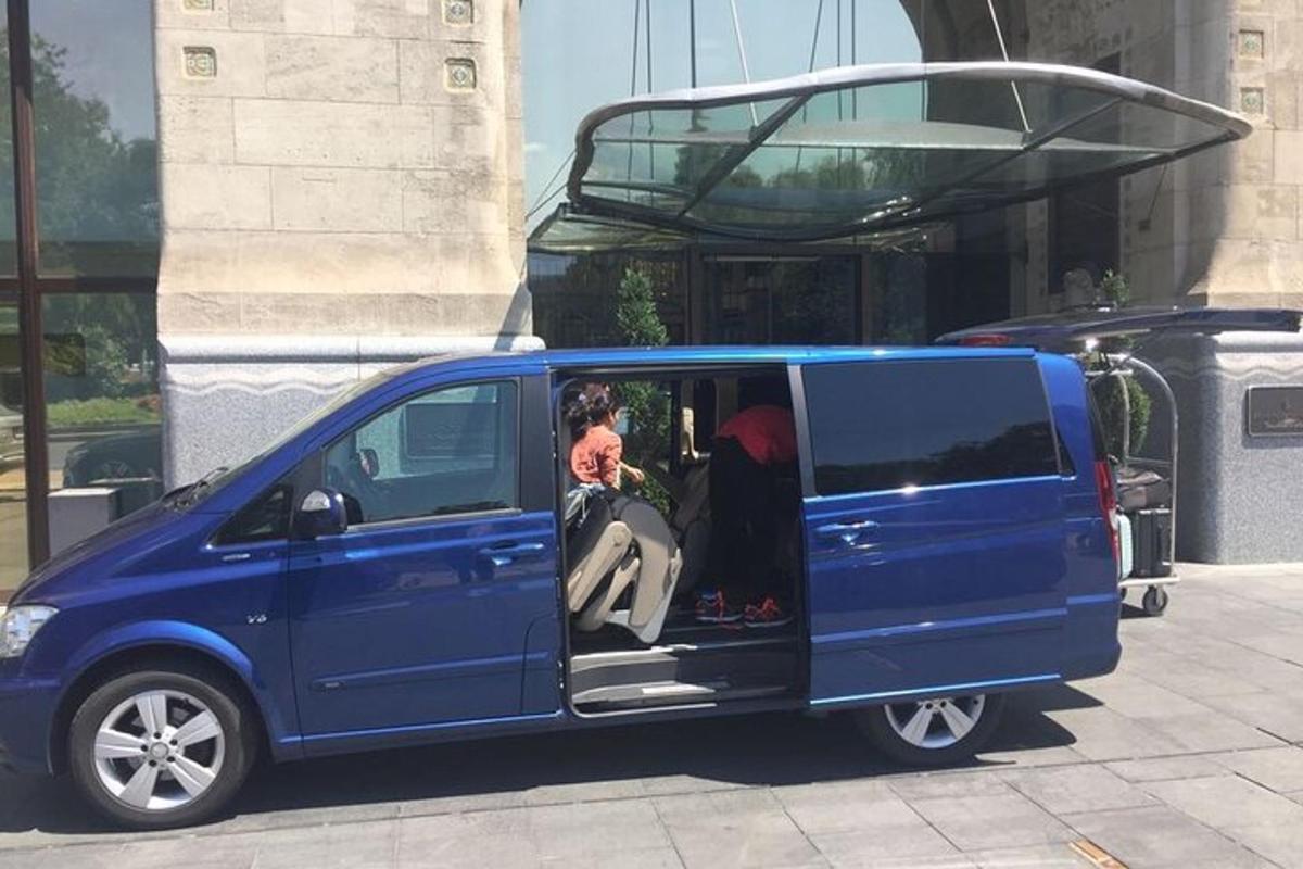 ένα μπλε βαν με κόσμο να κάθεται μέσα