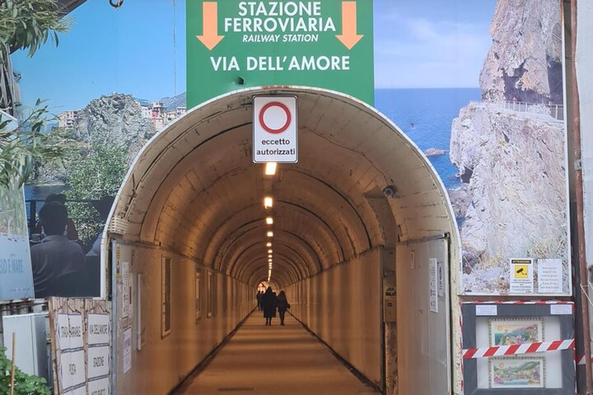 tunel s lidmi, kteří jím procházejí, s cedulí