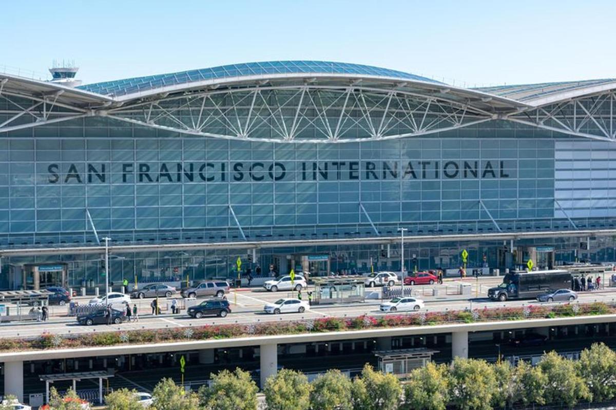 un edificio con un cartello che recita "San Francisco International"