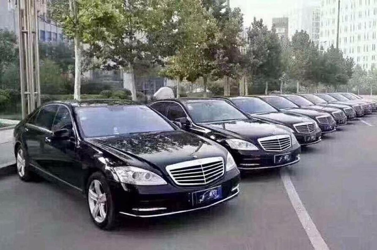 una fila di auto parcheggiate in un parcheggio
