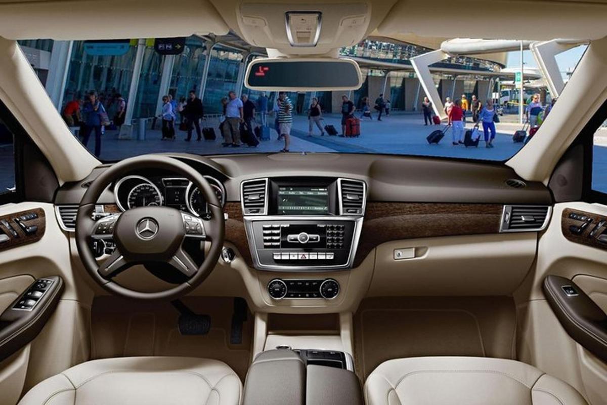 pohled na palubní desku vozu Mercedes Benz