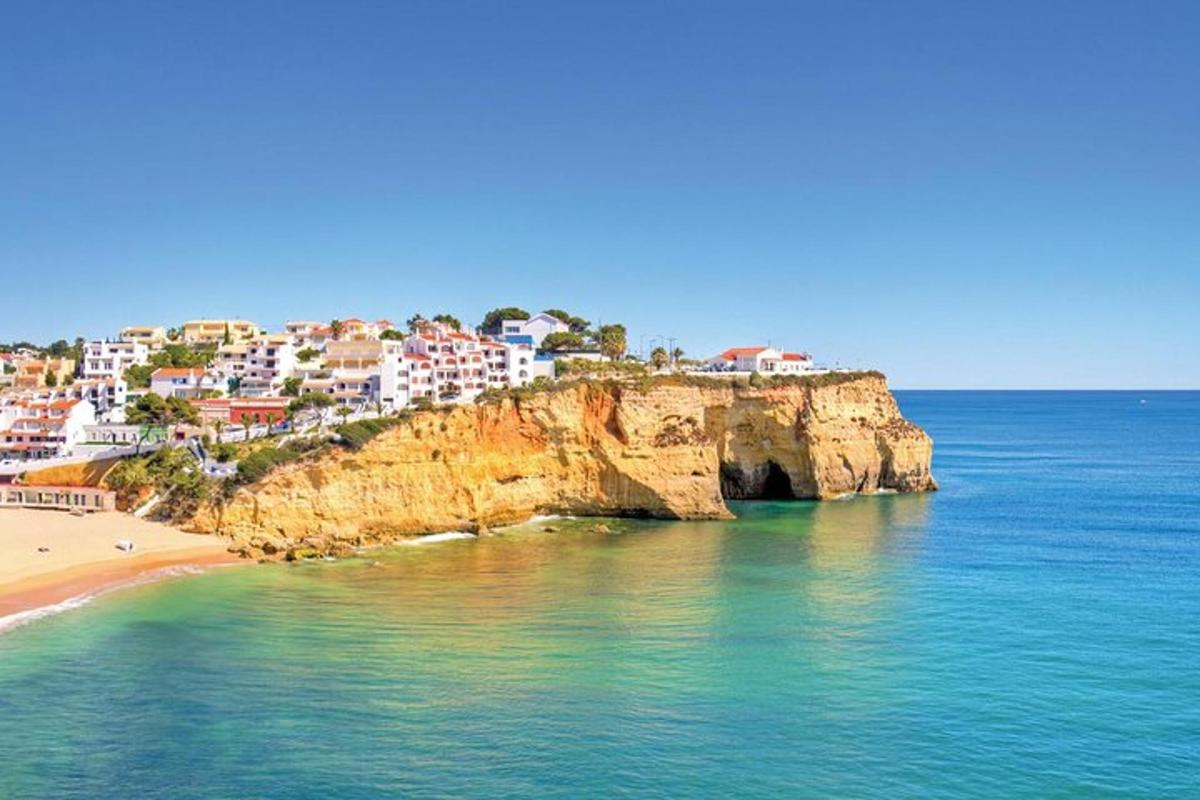 uma vista de uma praia e um penhasco com casas