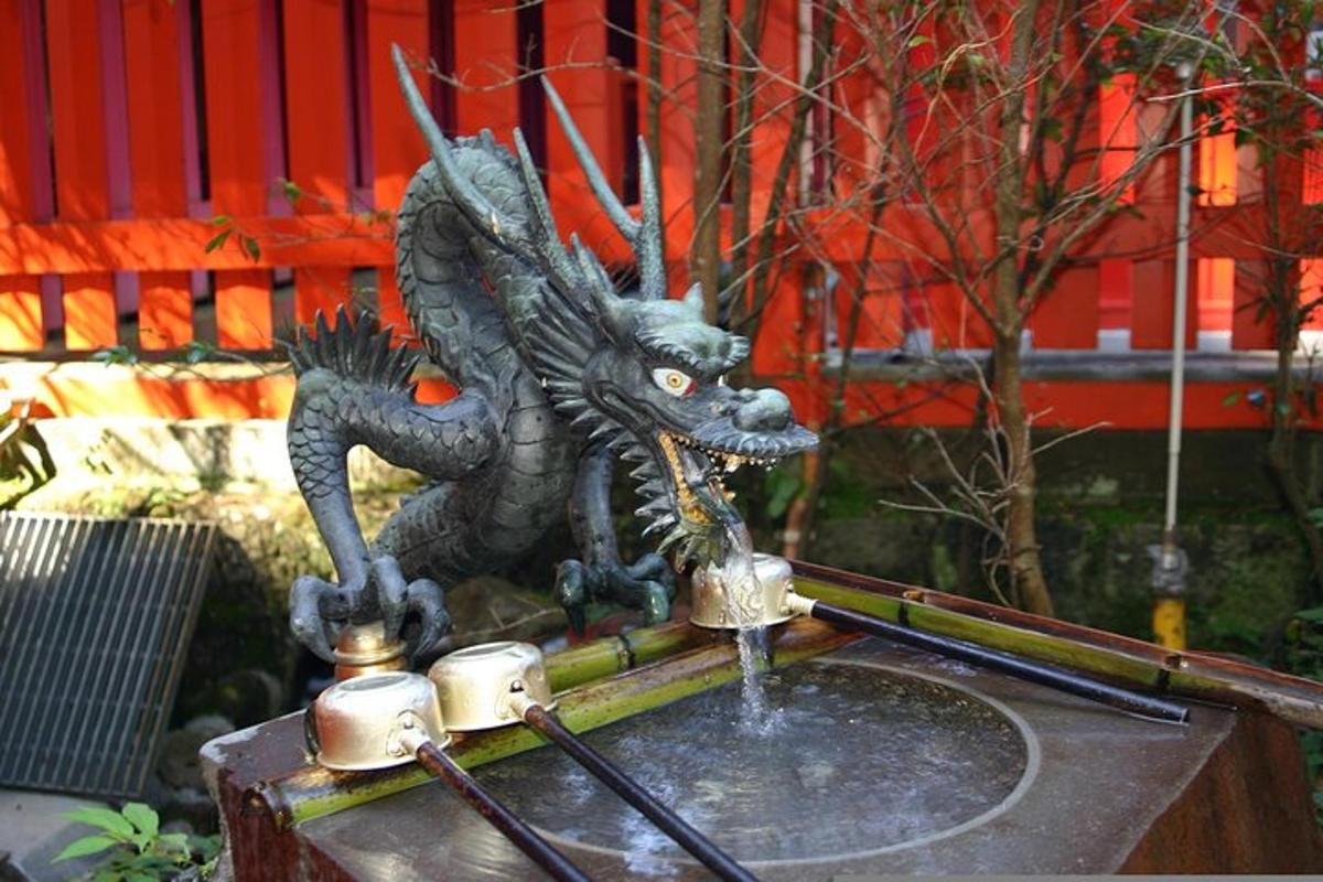 uma estátua de um dragão bebendo de uma fonte