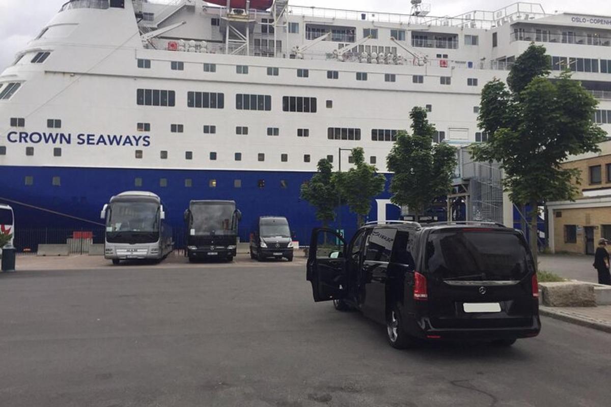 suur kruiisilaev, mille ees pargitud autod