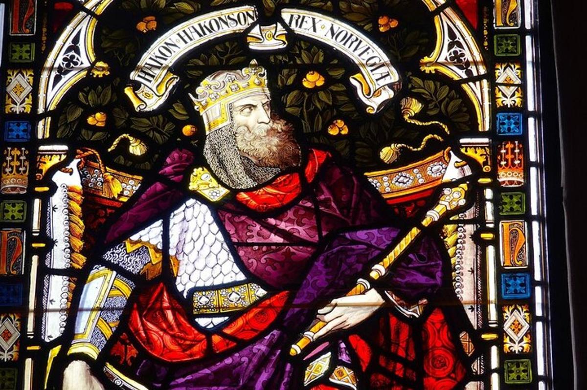 um vitral de um homem segurando uma espada