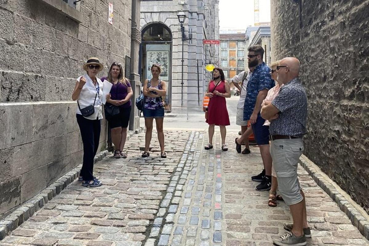 un grup de oameni care stăteau într-o alee