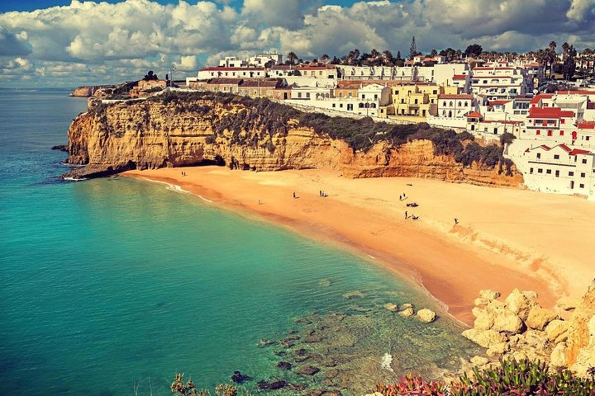 una vista di una spiaggia con edifici su una scogliera