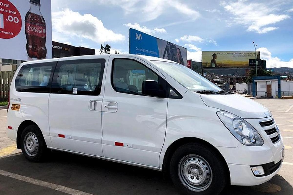 uma van branca estacionada em um estacionamento