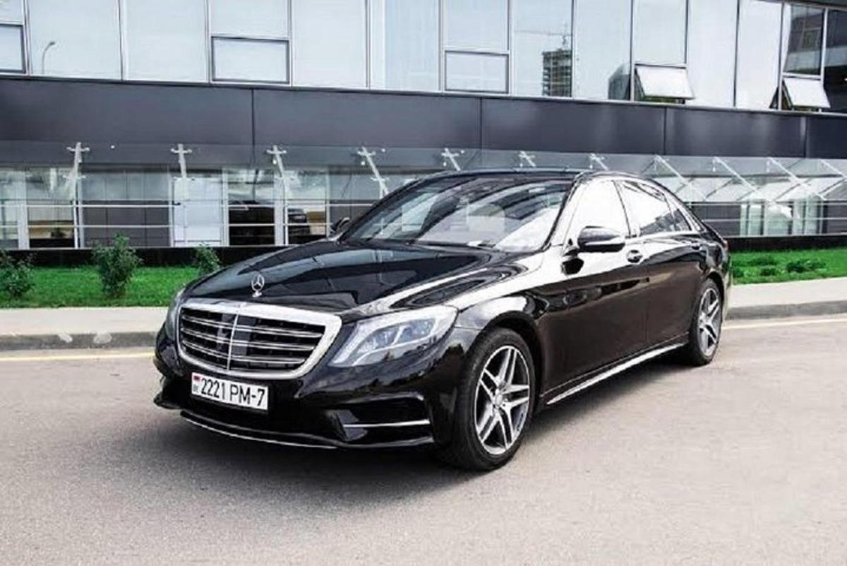 một chiếc xe màu đen đỗ trước một tòa nhà