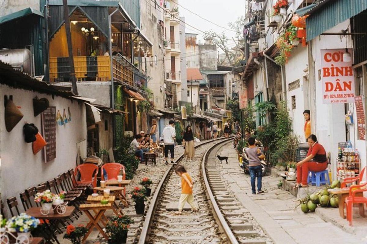 mô hình tàu hỏa đồ chơi trên đường phố thành phố