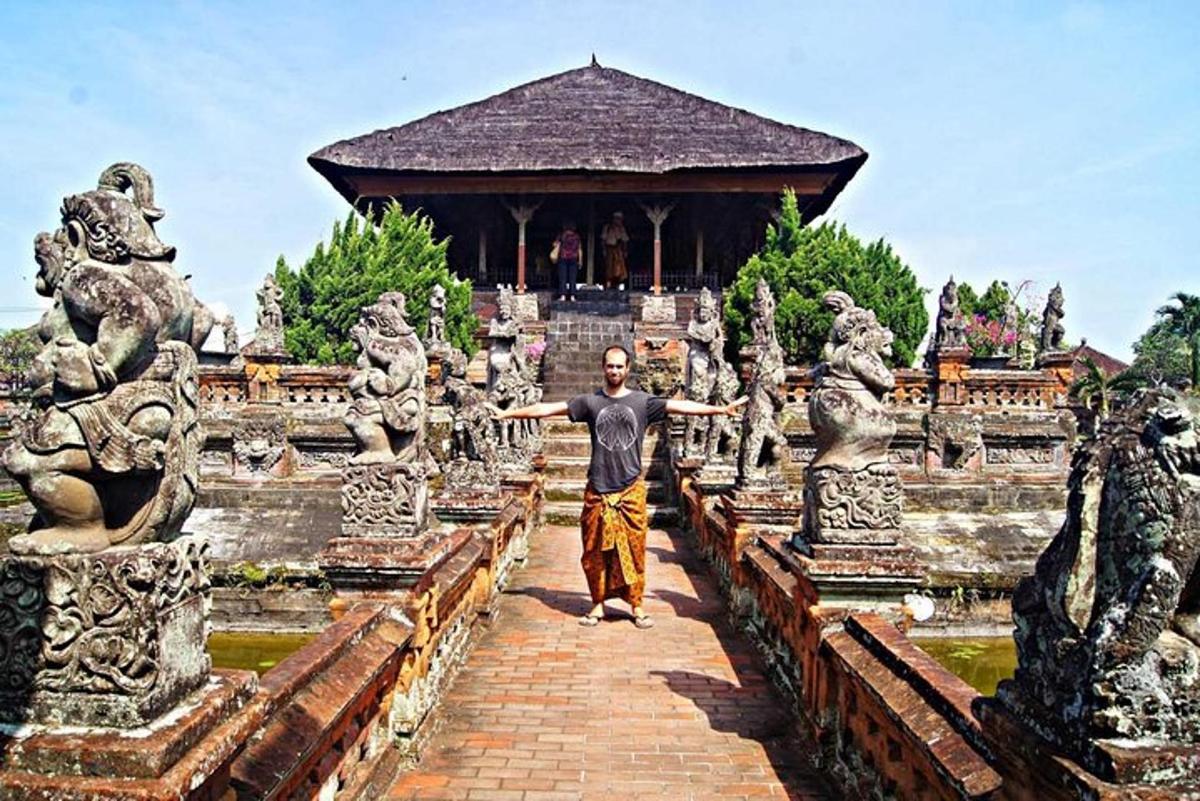 un home dret davant d'un temple