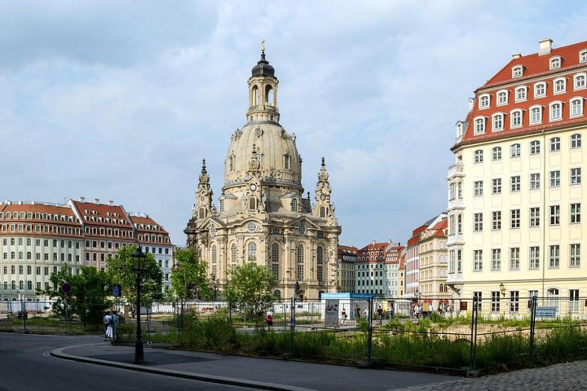 um edifício com uma torre no meio de uma cidade