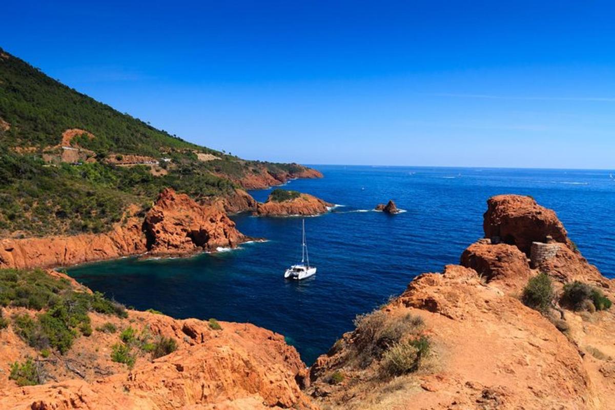 una barca in mezzo a uno specchio d'acqua
