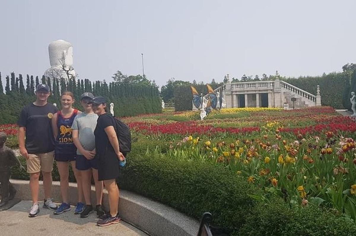sekelompok orang berdiri di depan taman