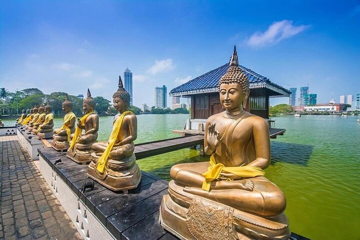 deretan patung emas yang duduk di dalam air