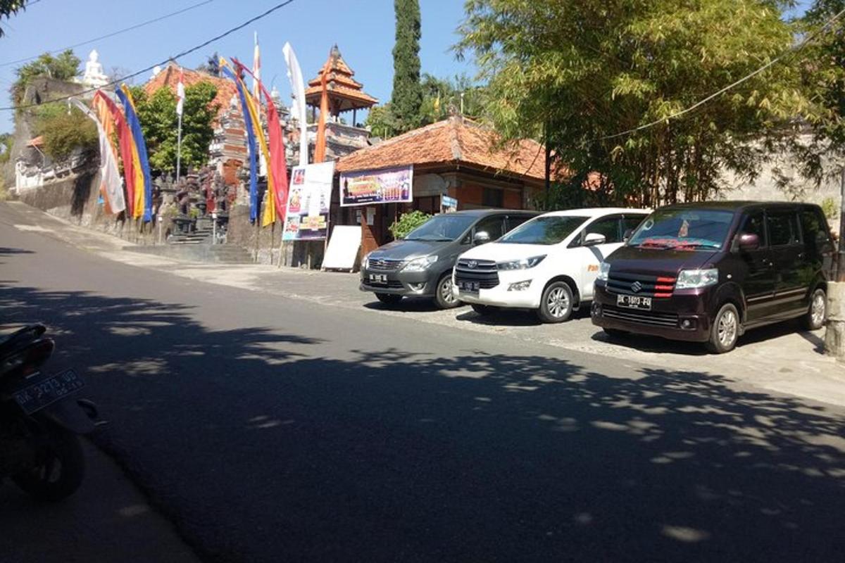 skupina aut zaparkovaných na kraji ulice