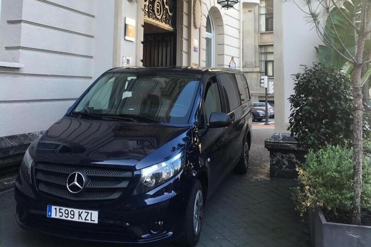 černé auto zaparkované před budovou