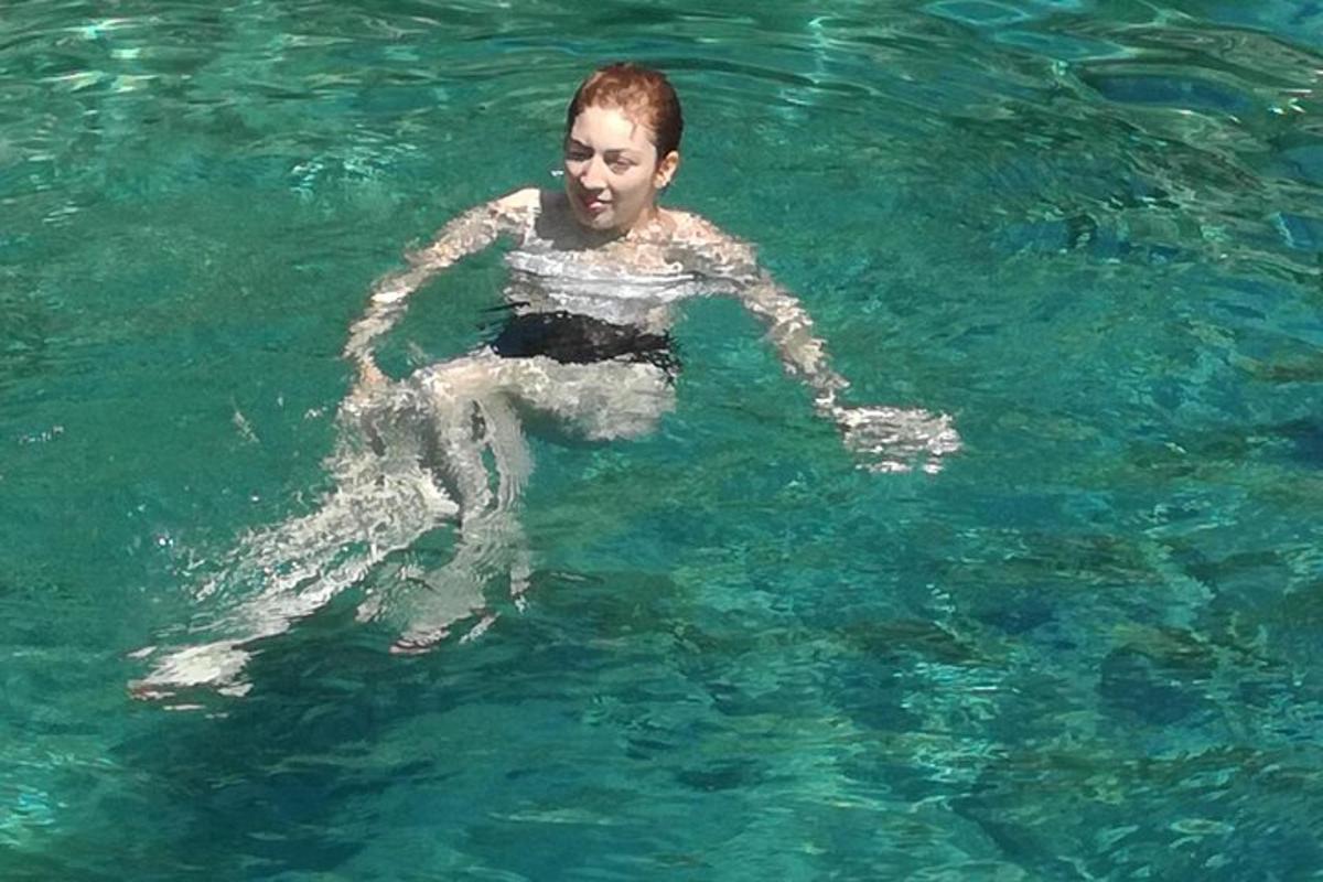 žena plave ve vodě