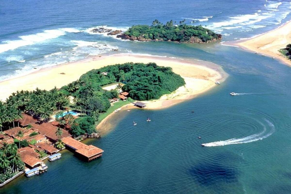 o vedere aeriană a unei insule din ocean