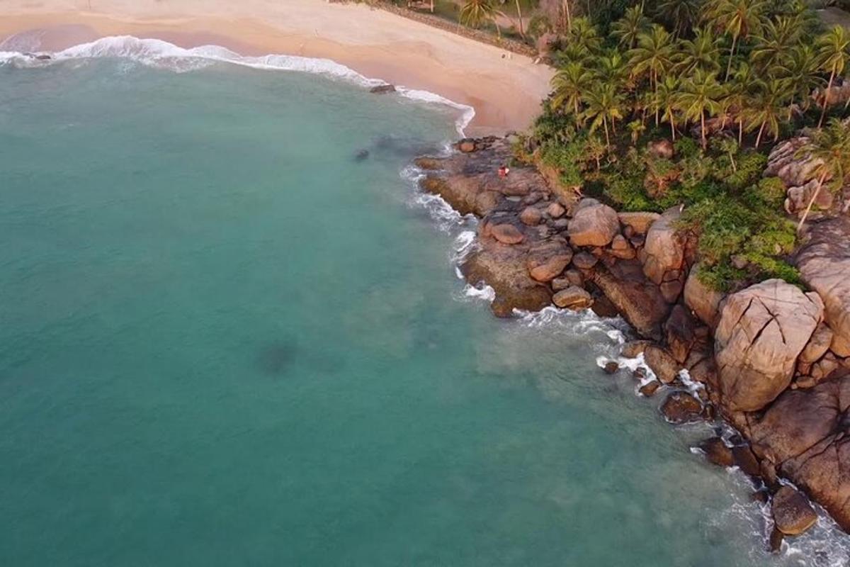 isang aerial view ng beach at karagatan