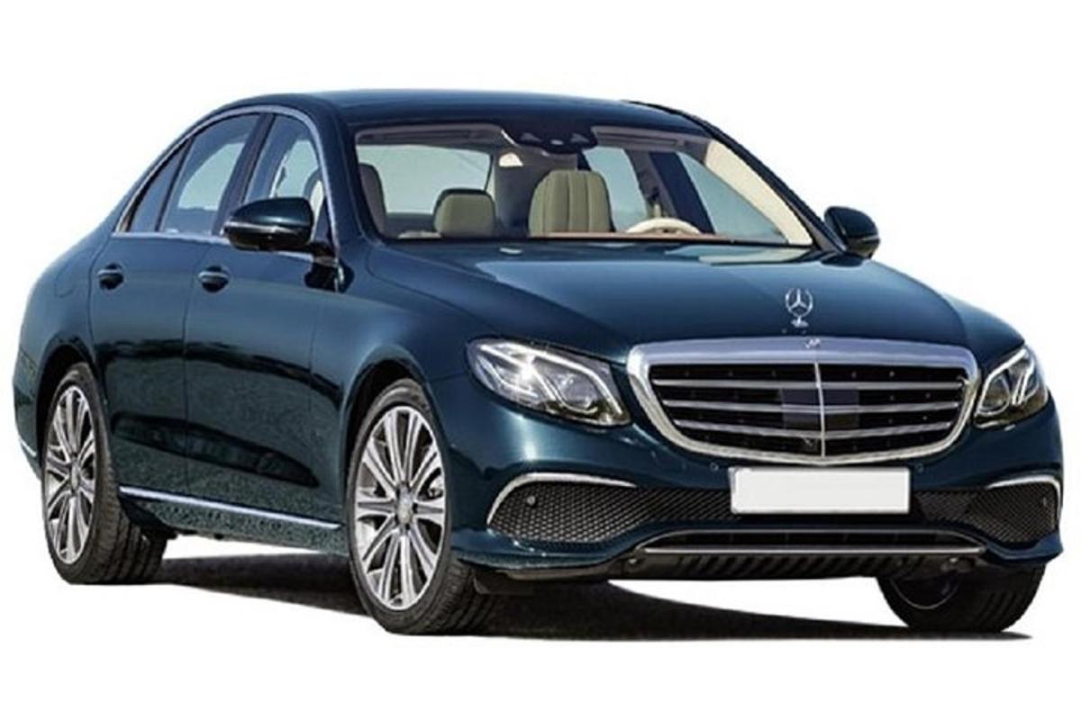 Se muestra un automóvil Mercedes Benz azul.