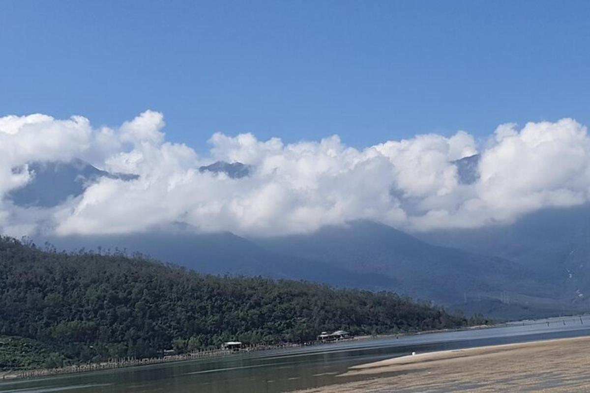 водойма з горою на задньому плані