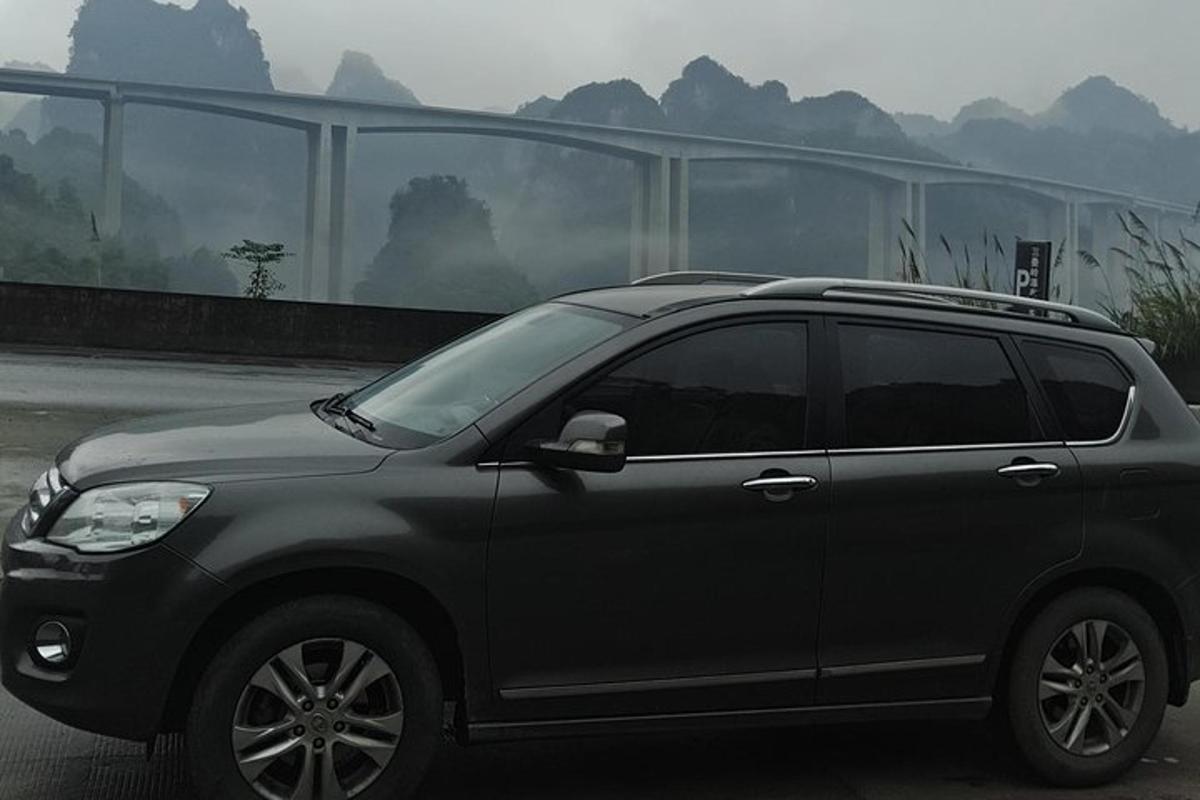 un SUV grigio parcheggiato in un parcheggio