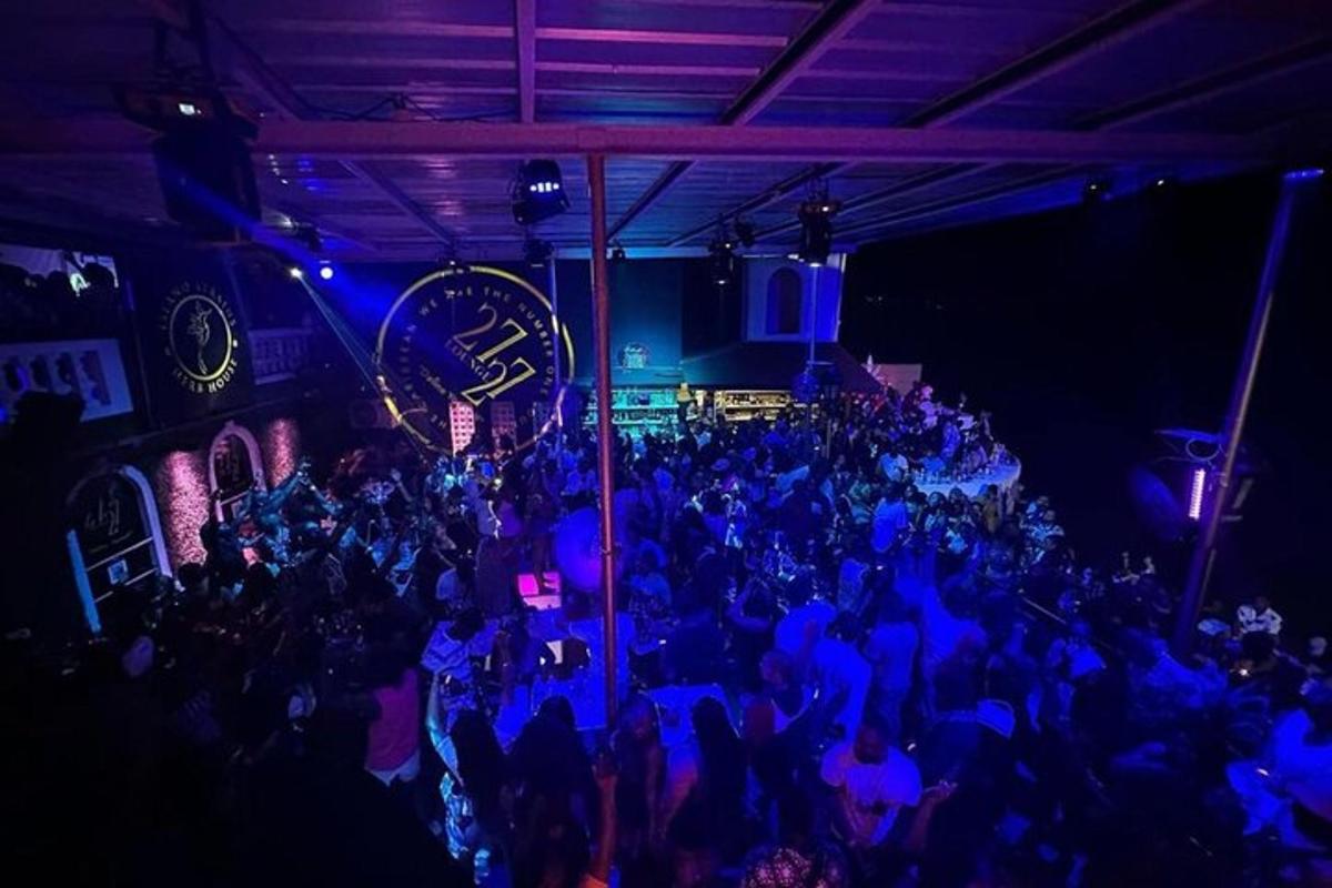 una multitud de personas en una habitación en una fiesta