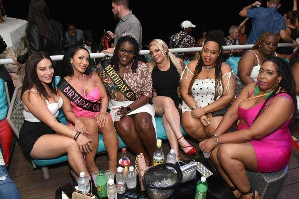 un gruppo di donne sedute su una panchina